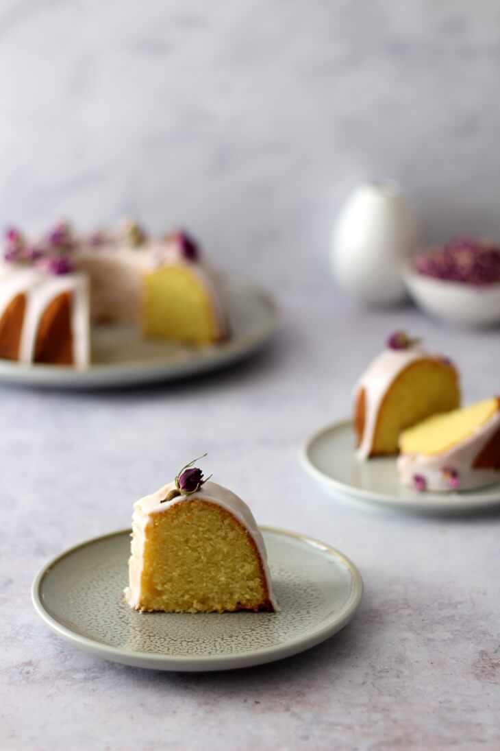 Saftiger Rosenkuchen mit Mandeln